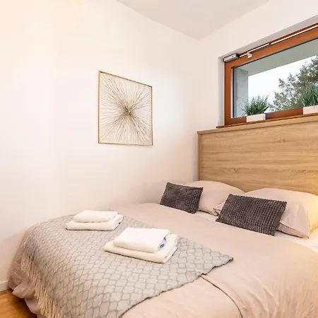 Naturoase, Moderne Architektur - Arbeitsplatz - Klimaanlage - Parkplatz - Waschmaschine Vöhringen